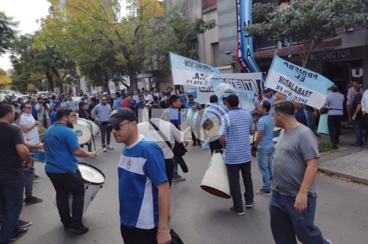 Los choferes de colectivos se manifiestan en las calles de la ciudad