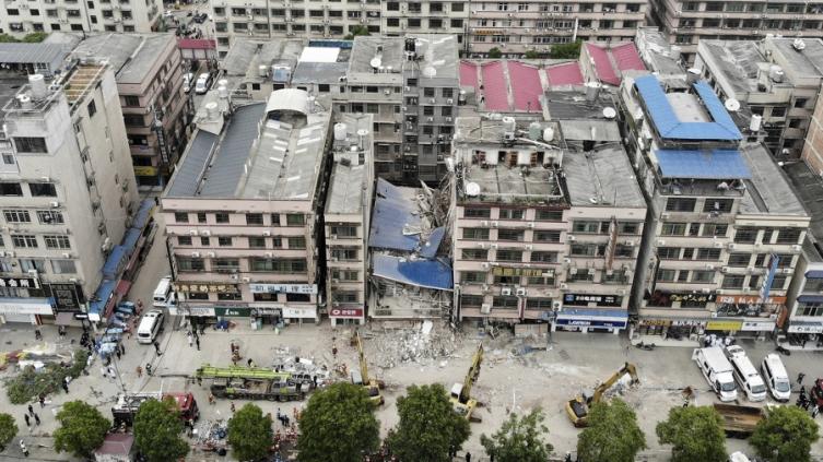 Sacan con vida a una mujer del edificio derrumbado en China y suman nueve los sobrevivientes