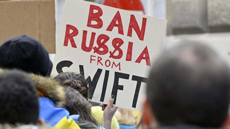 La UE retirará más bancos rusos del sistema swift por la invasión a Ucrania