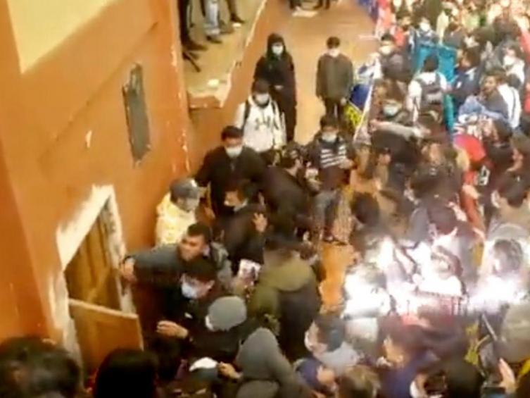 Potosí: Cuatro muertos y más de 60 heridos por una avalancha humana 