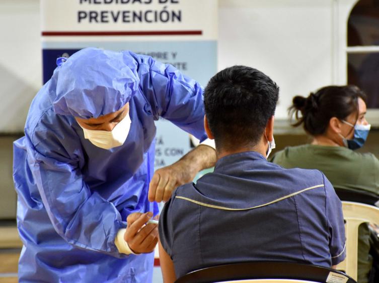 “Se nos están venciendo las vacunas, tenemos vacunas y nos faltan brazos”