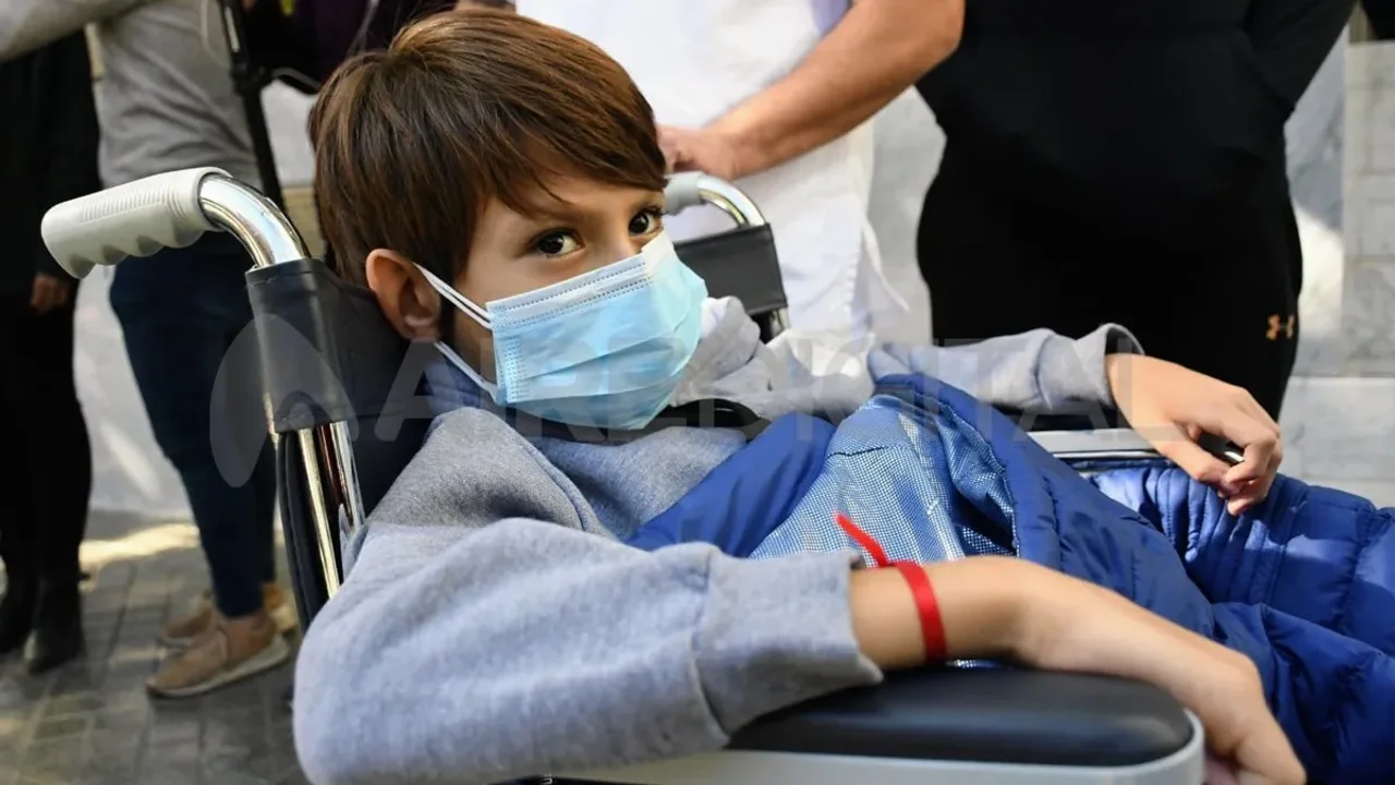 Le dieron el alta al nene que fue trasplantado por una hepatitis severa