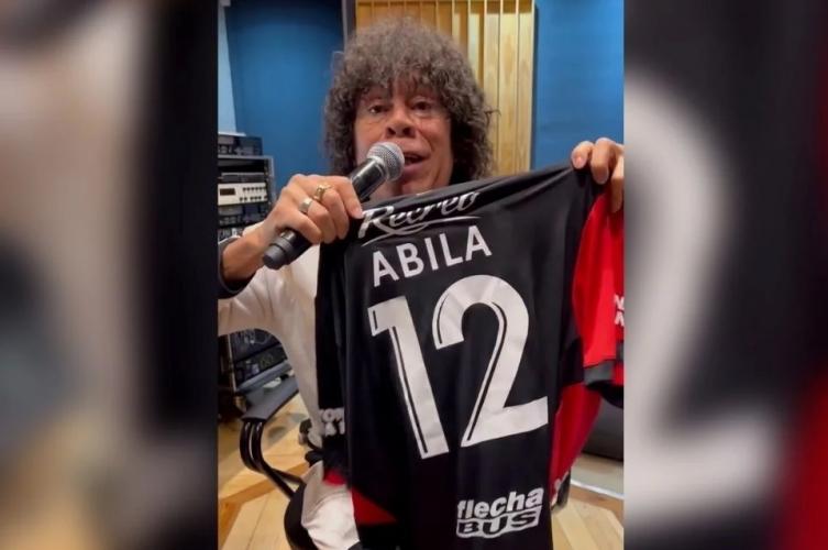 Wanchope visitó a la “Mona” Jiménez y le regaló la camiseta de Colón