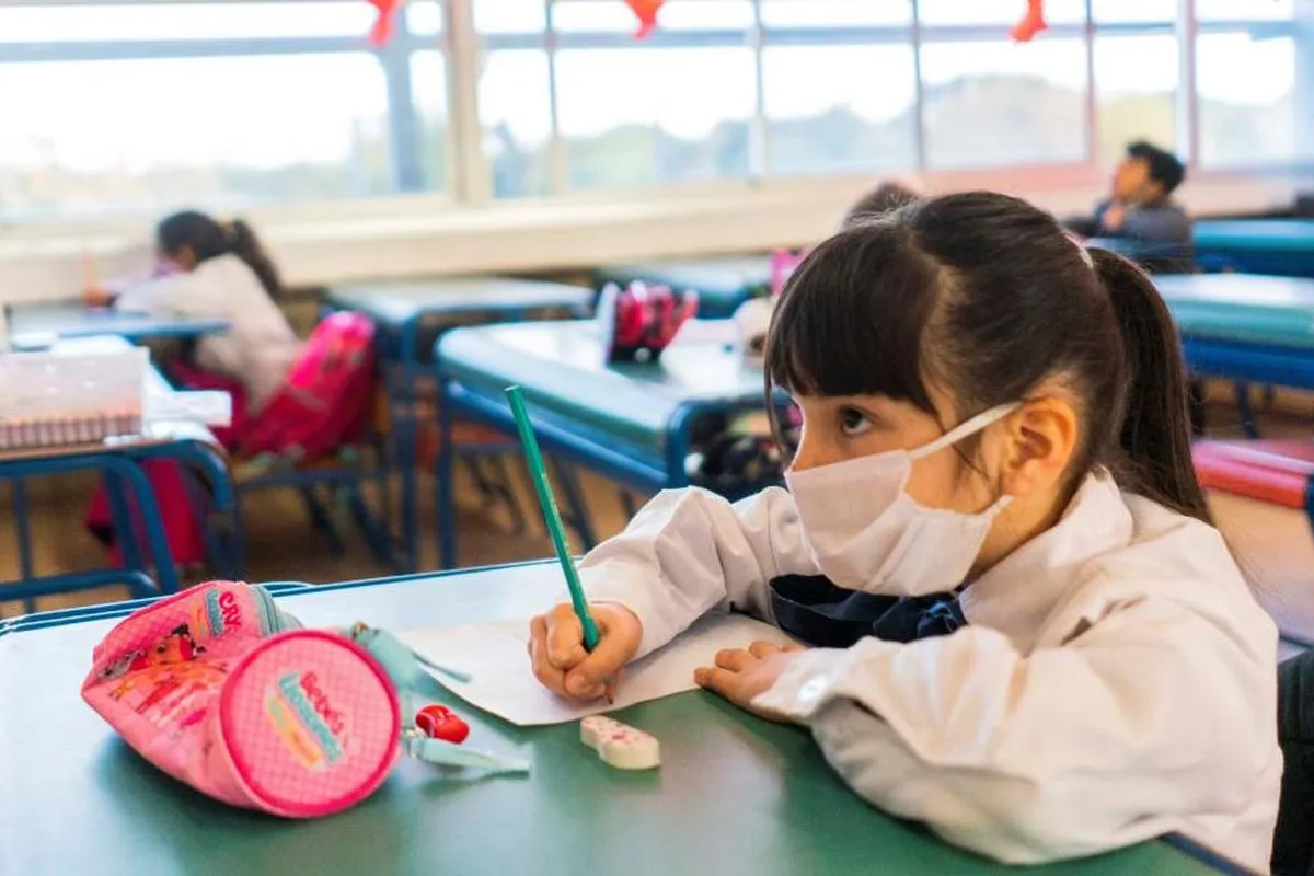 Gremios docentes piden el uso obligatorio del barbijo en las escuelas