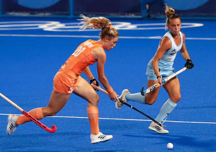 Las Leonas caen con Países Bajos en los penales y postergan la coronación
