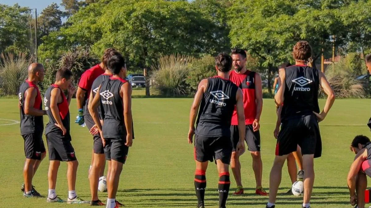 Colón volverá hoy a los entrenamientos mientras definen el futuro de varios jugadores