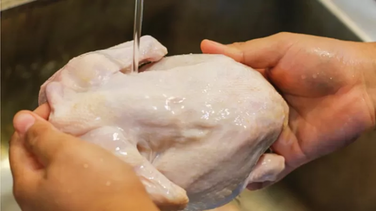 Los peligros de lavar el pollo