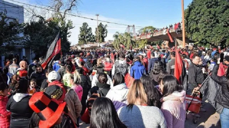 Colón: la alegría de los hinchas y otra caravana multitudinaria