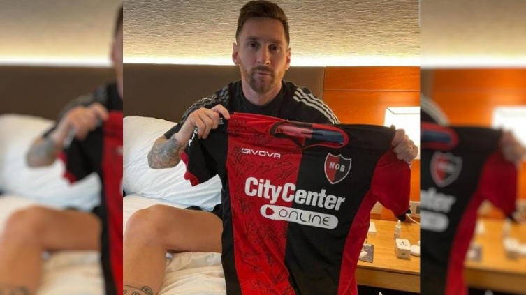 Messi está en Rosario y posó con la nueva camiseta de Newell ´s