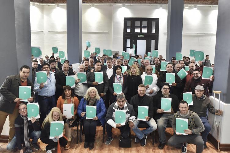 “Después de diez años, entregamos nuevas licencias de taxis y remises”