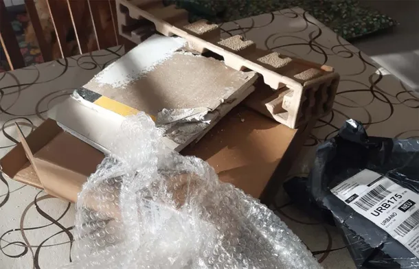 Compró una notebook y le llegó un trozo de pared: cómo reclamar