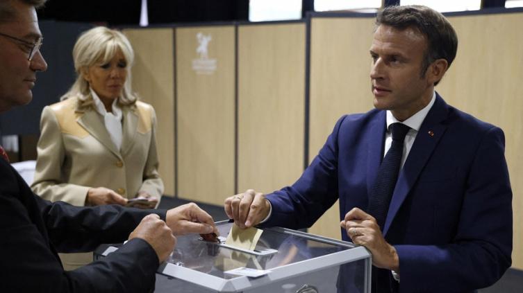 Los franceses votan en la primera vuelta de legislativas que amenazan con debilitar a Macron