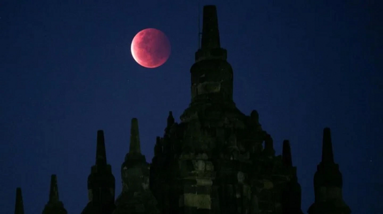 Luna de Fresa 2022: los rituales para atraer el amor