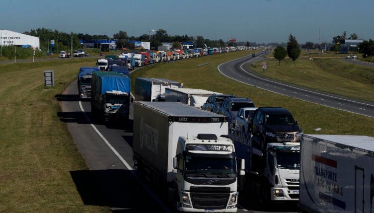 Transportistas tucumanos paran por escasez de gasoil