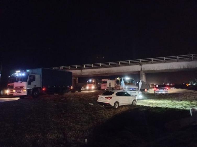 Largas filas de camiones por cortes cerca de Rosario