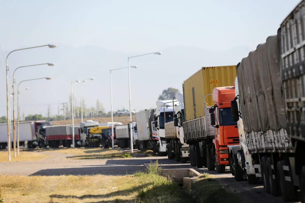 Transportistas intensifican protesta por faltante de gasoil