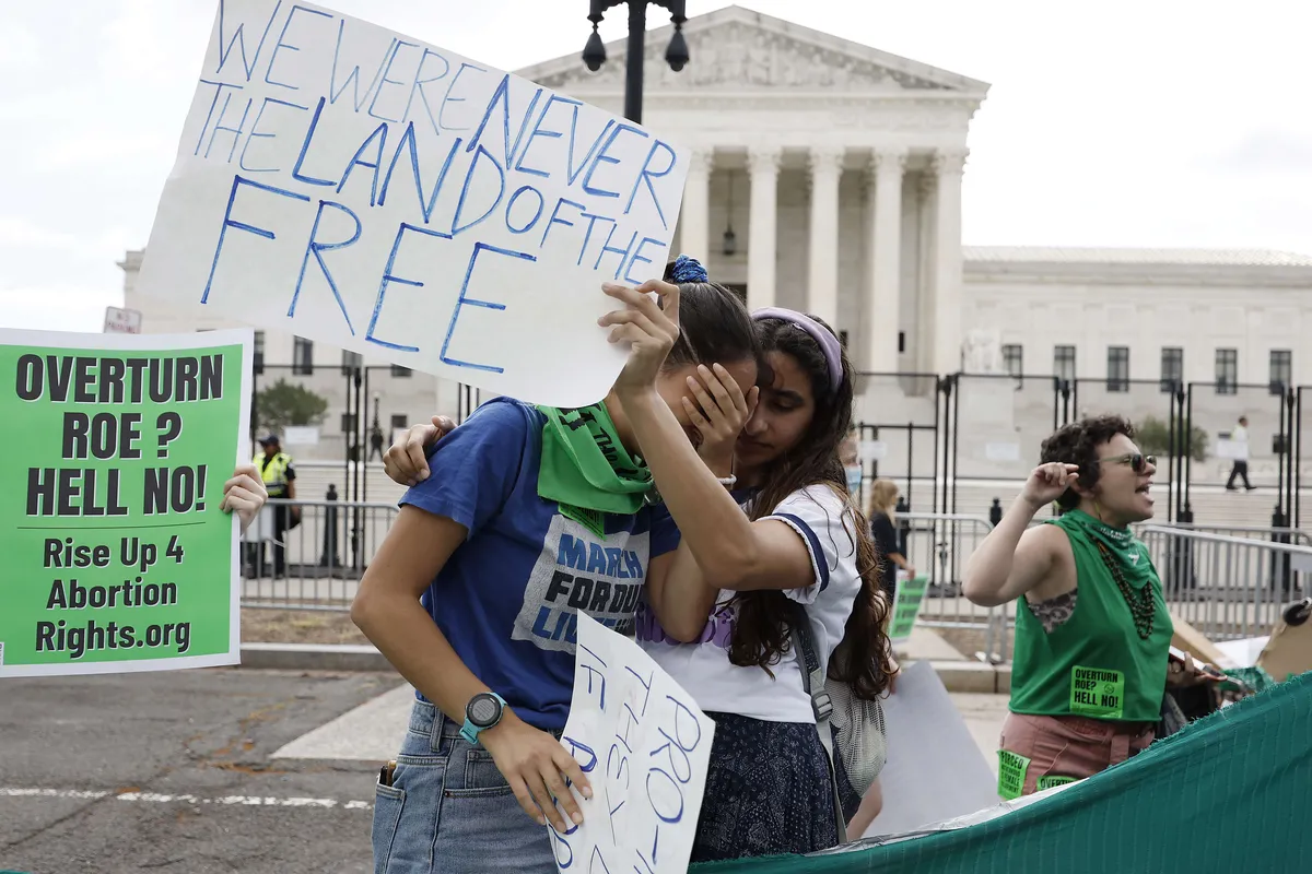 La Corte Suprema de EE.UU. revocó el derecho al aborto