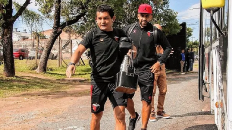Colón arriba a Mendoza con Pulga y sin Wanchope