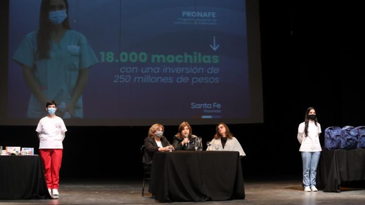 La provincia entregó mochilas técnicas de enfermería