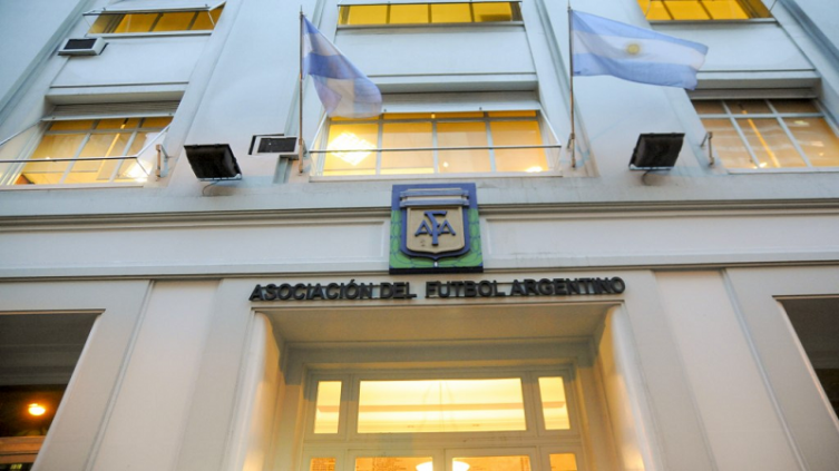 La AFA postergó el cierre del mercado de pases