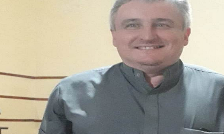 Un cura de se enamoró, abandonó el púlpito y convive con una mujer 
