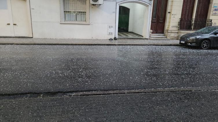 Importante caída de granizo en la ciudad de Santa Fe
