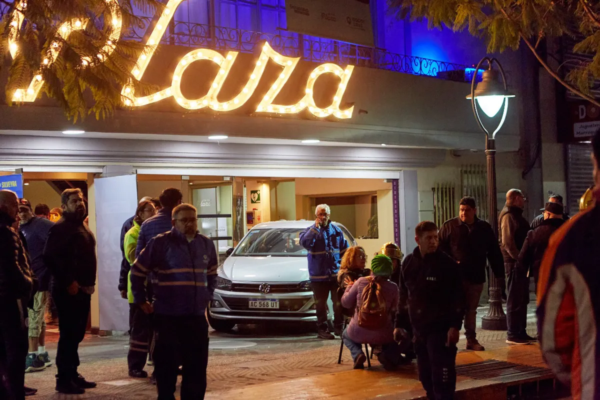 Mendoza: Un auto chocó contra el Teatro Plaza e hirió a 23 personas