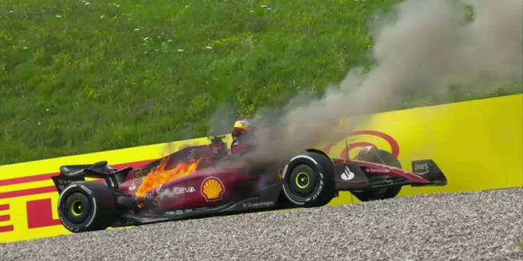 Sainz y su Ferrari en llamas en el GP de Austria de la Fórmula 1