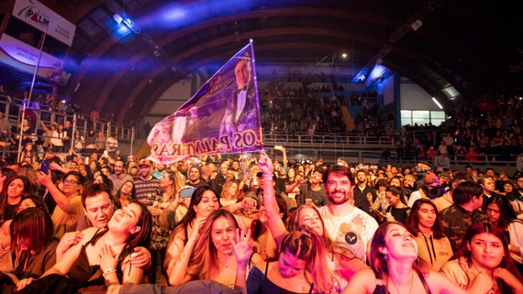 Los Palmeras brindaron calor y cumbia al invierno barilochense