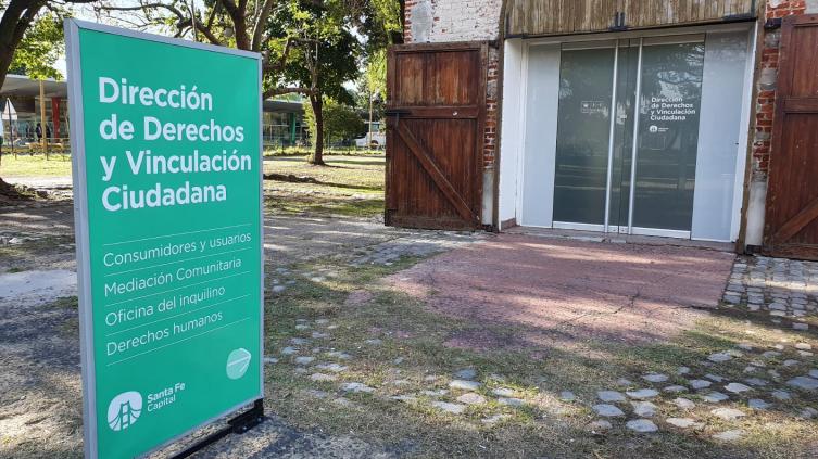La Municipalidad asesora a consumidores para completar el formulario