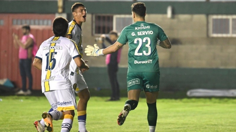 Central goleó a Arsenal con dos penales de Servio y un bombazo de Veliz