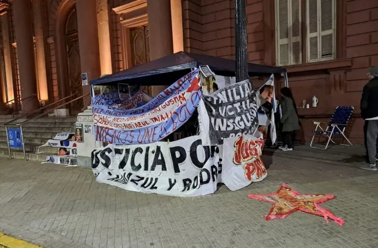 Víctimas de la inseguridad acampan frente al municipio 