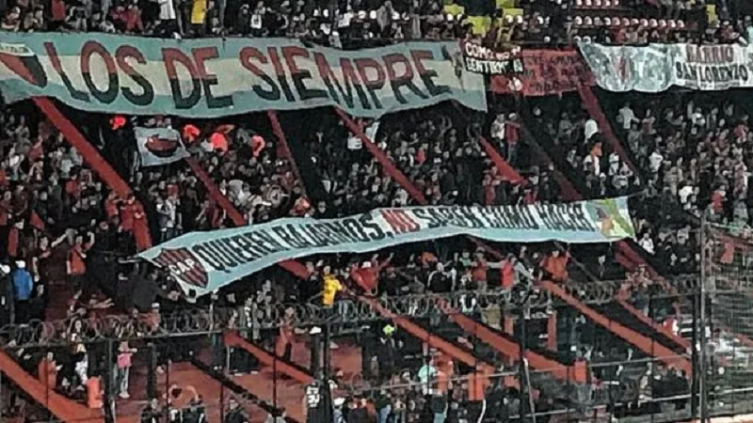 Colón expuso un comunicado por la presencia de banderas