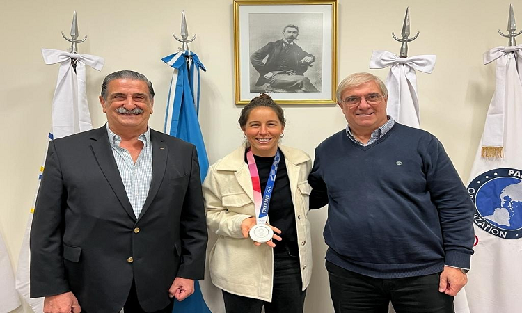 Maccari recibió una réplica de la medalla que le habían robado