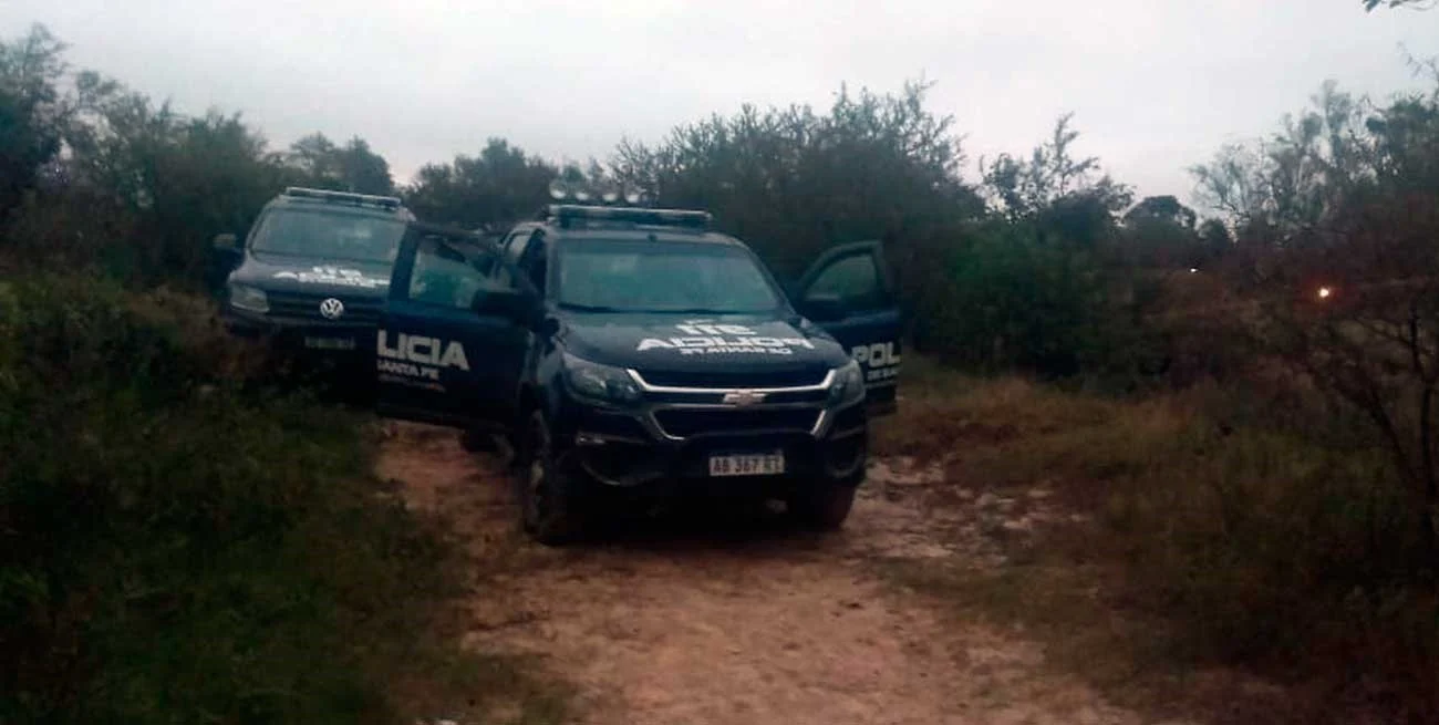 Hallan el cuerpo de un hombre enterrado en el patio de una casa 