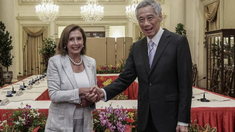 La líder del Congreso de EEUU inició una gira por Asia