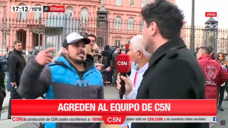 Demoraron a dos personas por agresión a la prensa frente a Casa Rosada