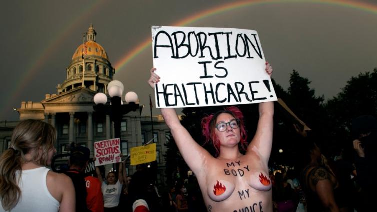 Biden firmó un decreto para garantizar el aborto a quienes viven donde fue derogado