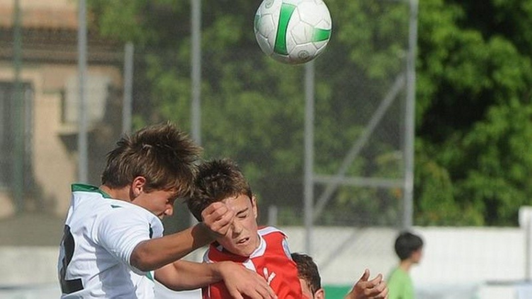 La Asociación Rosarina de Fútbol suspende los cabezazos en menores de 11 años