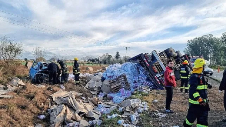 Faltal choque entre un camión y un auto 