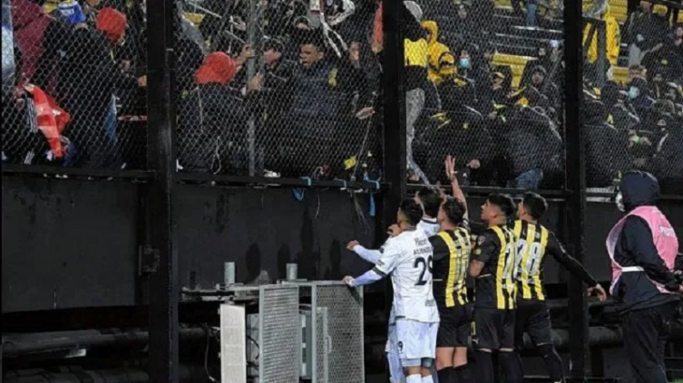 Multa y advertencia de Conmebol para Colón