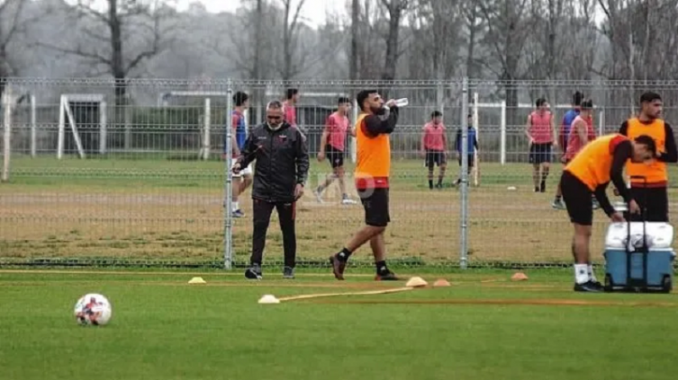 Colón entrena pensando en Central Córdoba