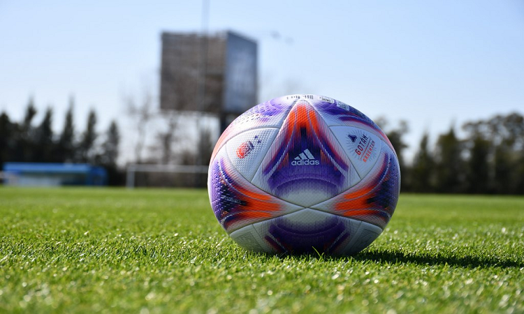 Fútbol argentino: la AFA presentó la nueva pelota