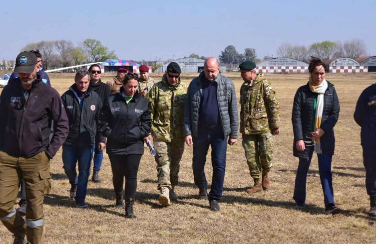 Perotti visitó la base operativa de los brigadistas que combaten los incendios