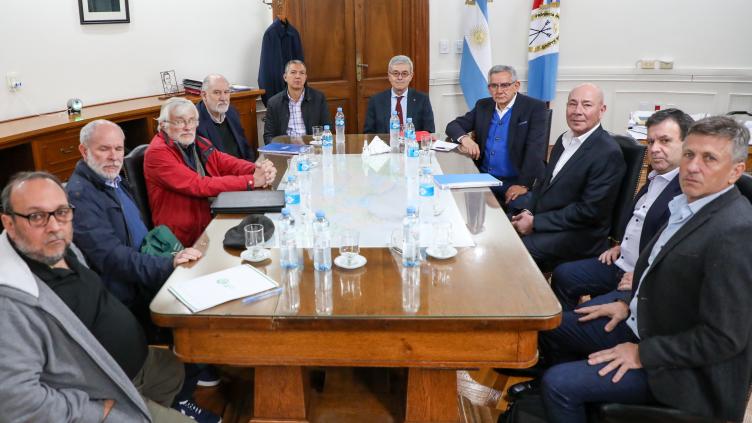 La provincia inició las negociaciones paritarias con los gremios de la administración central