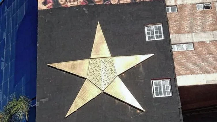 El mural de Colón con la estrella de campeón quedó terminado