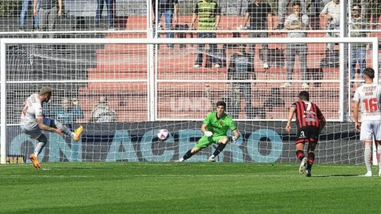 Álvez se expresó en las redes tras el empate de Unión 