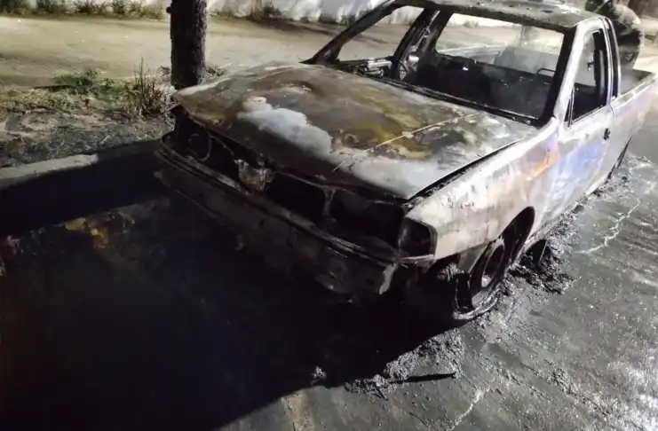 Prendieron fuego la camioneta de un bar en Bº Candioti
