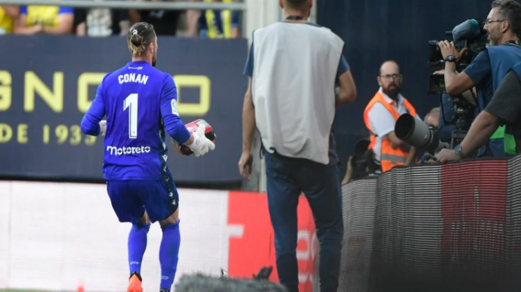 El arquero argentino de Cádiz corrió con un desfibrilador a ayudar a un hincha
