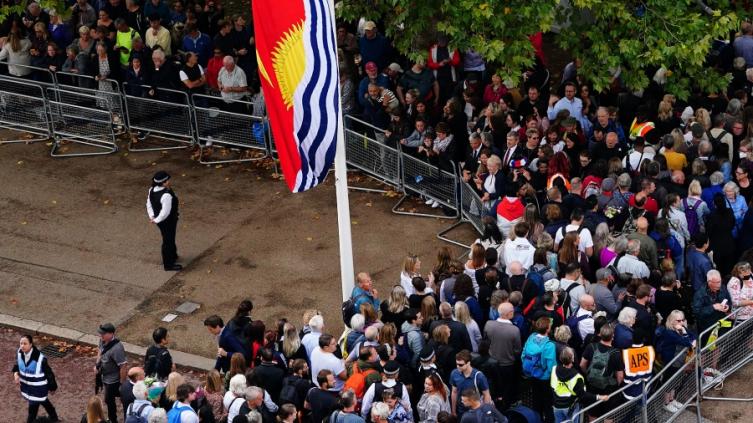 Miles de personas hacen largas colas en Londres para poder despedir a la reina Isabel II